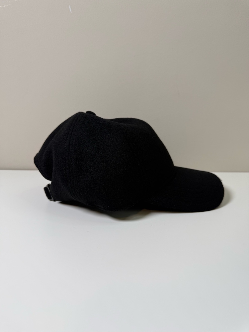 Alo Yoga | Off Duty Prestige Cap | Black | One Size - Picture 5 of 14